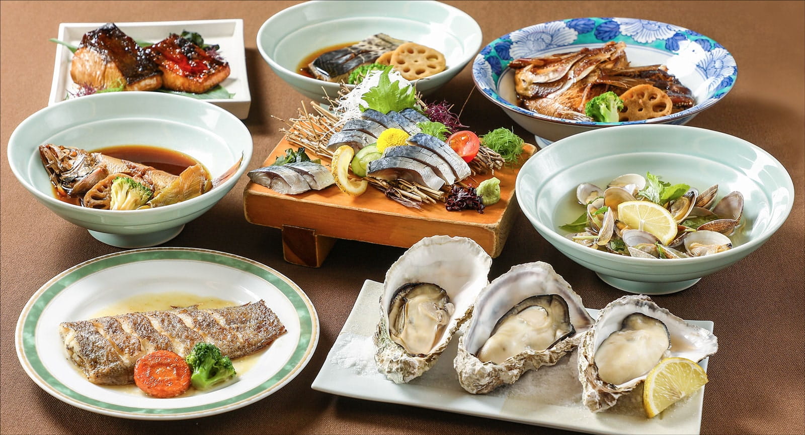 和風と洋風の料理が並んでいる